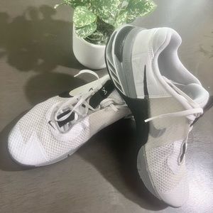 Nikes Mashoes, black and white in good condition